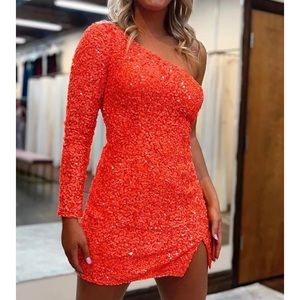 Brand new! Only tried on! Second pic is more true to color. Size 6. Gorgeous!